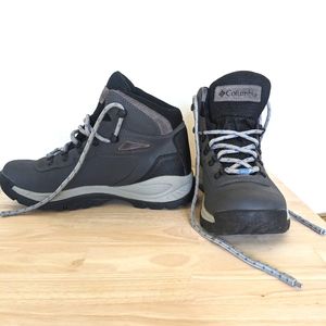 Gray leather Columbia Newton Ridge Hiking Boots